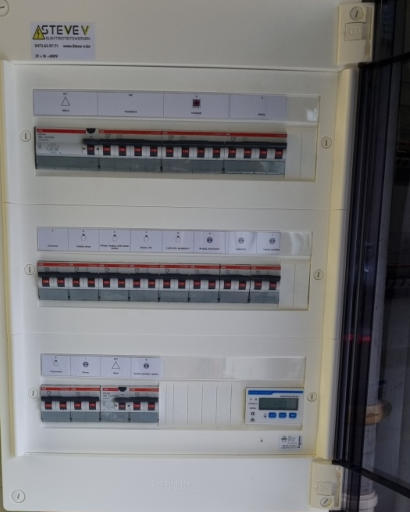 Grote elektrische verdeelkast met meerdere kringen