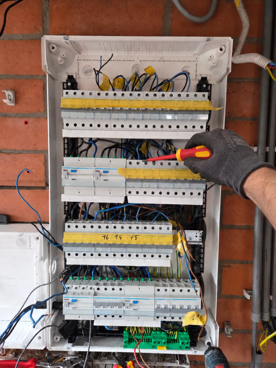 Steve V werkt aan een bestaande elektrische verdeelkast