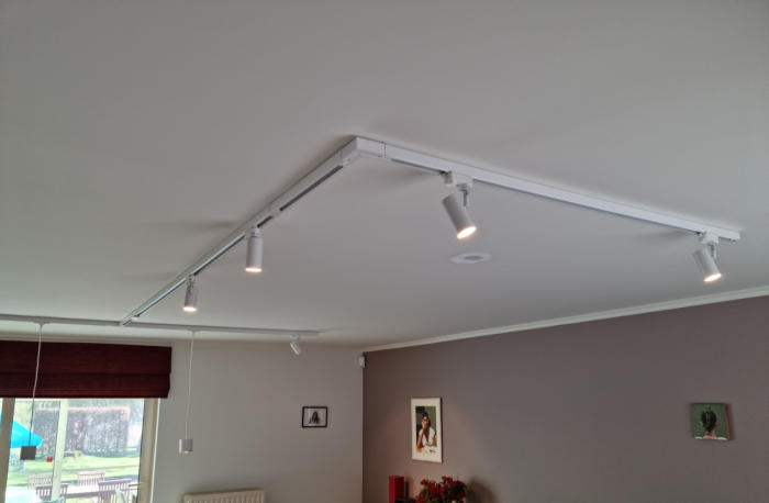 Railverlichting geplaatst in een interieur